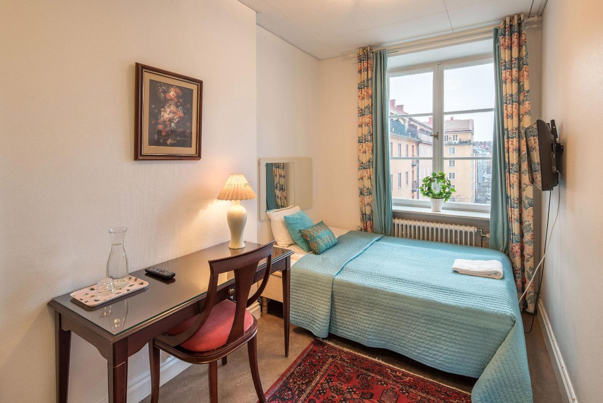 Kleine Tweepersoonskamer met Gedeelde Badkamer