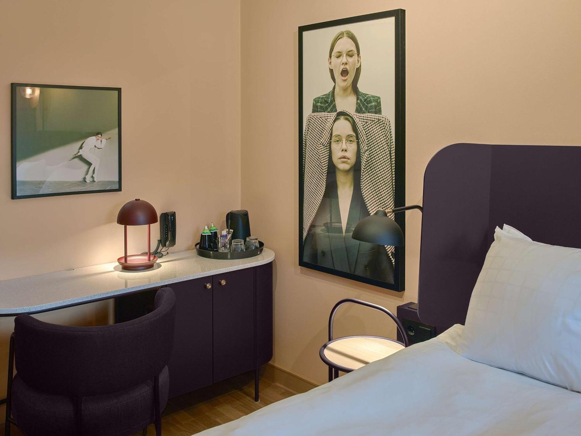 Habitación con cama grande
